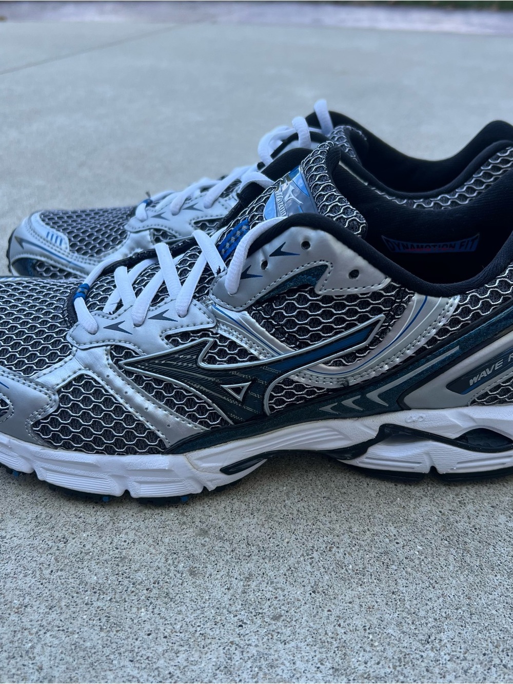 Mizuno Men's Running Shoes in Silver, Black sz 9.5 Y2K